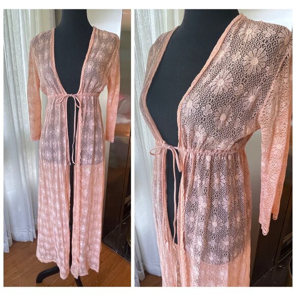 Vintage 1970s peignoir, peach daisies robe, sheer delicate knit - Picture 10 of 10